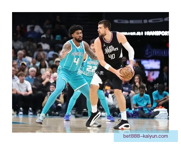 凯泽进攻套路逐渐成型，状态回暖值得关注球队表现提升